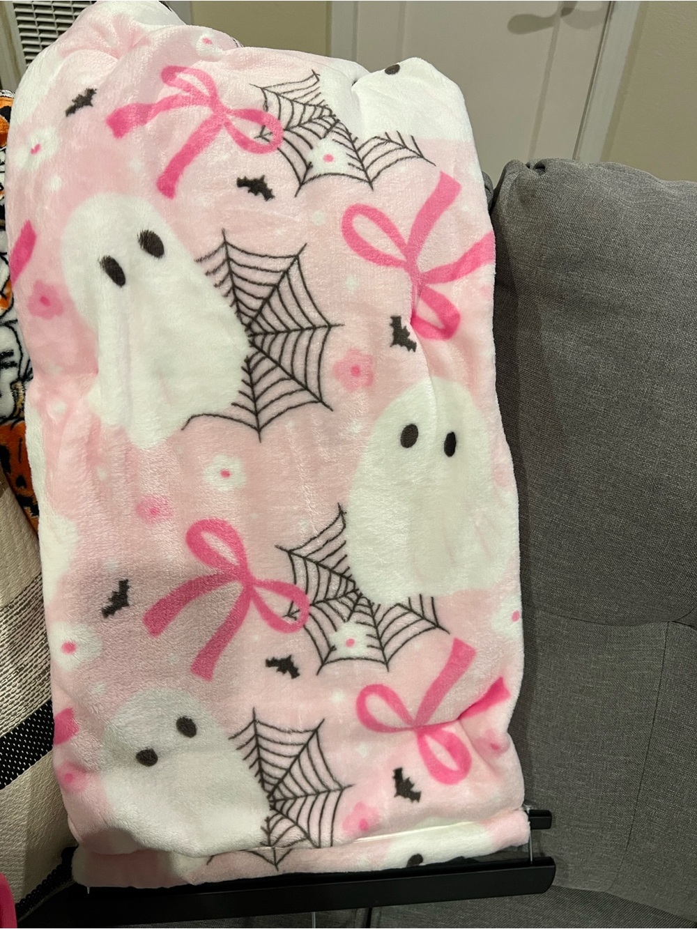 Pink Ghost Print Plush Throw Blanket